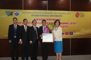 GS.TS Nantana Gajaseni - Chủ tịch Hội đồng AUN trao Chứng nhận AUN-QA cho Trường ĐH Quốc Tế