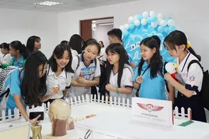 Học sinh tìm hiểu thông tin tuyển sinh của trường ĐH Hồng Bàng