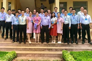 Vừa đi coi thi vừa kêu gọi giúp đỡ học sinh nghèo