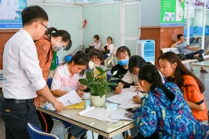 Học sinh nộp học bạ tại trường ĐH Công nghệ TP.HCM