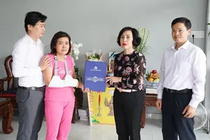 Xúc động lễ trao bằng cử nhân cho một sinh viên đã mất