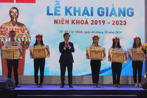 Trao học bổng 1,5 tỉ đồng cho thủ khoa, á khoa và SV xuất sắc