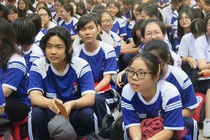 Học sinh trường THPT Phú Nhuận chăm chú nghe tư vấn tuyển sinh năm 2020 (ảnh: PHẠM ANH)