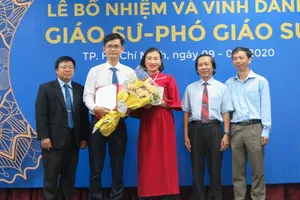 PGS.TS Phạm Quốc Cường (Thứ hai từ trái qua) trở thành PGS trẻ tuổi nhất của Trường ĐH Bách Khoa hiện nay (ảnh: PHẠM ANH)