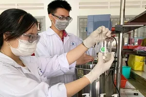 Sinh viên trường ĐH Bách khoa tự pha chế nước rửa tay sát khuẩn