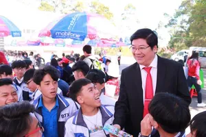 Phó Hiệu trưởng Trần Đình Lý trong một dịp tư vấn cho học sinh về chọn ngành nghề