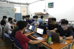 Sinh viên Trường ĐH Sư phạm kỹ thuật TP.HCM tự học online trong thời gian nghỉ học vì dịch bệnh