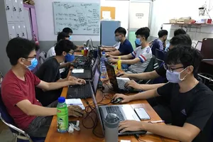 Dạy và học trực tuyến: Trường đầu tư mạnh tay, trường gặp khó!