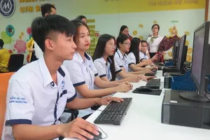 Sinh viên Trường ĐH Tài chính - Marketing trong giờ học thực hành (ảnh: PHẠM ANH)