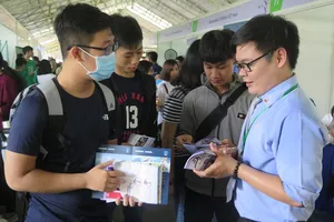 Sinh viên Trường Đại học Quốc tế taị một ngày hội tìm hiểu việc làm (ảnh: PHẠM ANH)