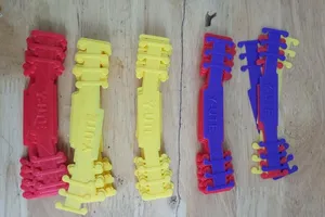 Sinh viên chế tạo hàng ngàn dây đeo khẩu trang tặng y bác sĩ 