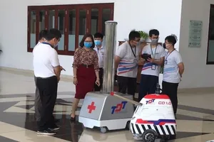 Robot khử khuẩn khu cách ly do Trường ĐH Tôn Đức Thắng chế tạo