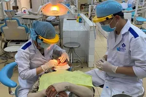 Sinh viên Trường ĐH Y dược TP.HCM trong một giờ thực hành tại trường trước khi có thông báo tạm dừng thực hành