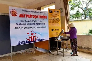 Phường mở ATM gạo, tặng 10 tấn gạo cho người nghèo