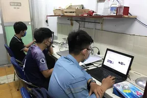 Sinh viên Trường ĐH Sư phạm kỹ thuật TP.HCM học online trong thời gian nghỉ dịch COVID-19 (Ảnh: TRƯỜNG THỊNH)