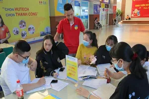 Thí sinh nộp hồ sơ xét tuyển học bạ tại trường ĐH Công nghệ TP.HCM (ảnh: NTCC)