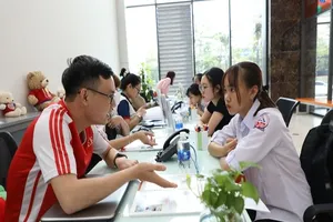 Thí sinh tìm hiểu thông tin tuyển sinh tại Trường ĐH Kinh tế - Tài chính TP.HCM (ảnh: NTCC)