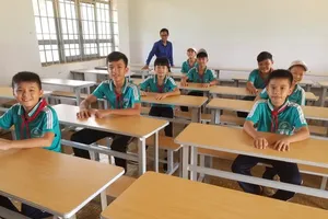 Sinh viên 'thay áo mới' cho bàn ghế cũ để tặng học sinh nghèo