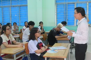 Thí sinh nghe phổ biến quy chế thi trong kì thi THPT Quốc gia năm 2019