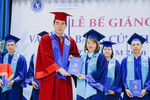 605 cử nhân luật đầu tiên nhận bằng tốt nghiệp theo mẫu mới