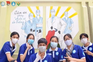 Sinh viên 'thay áo' cho ký túc xá để cổ vũ y bác sĩ chống dịch