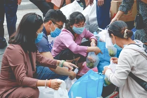 Giảng viên kín mít khẩu trang, tất tả lên đường làm thanh tra 