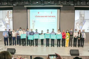 ĐH Văn Lang tặng 540 máy thở cho các địa phương chống COVID-19