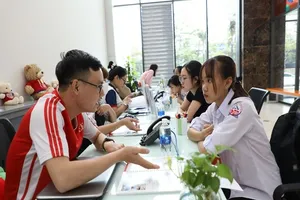 Thí sinh nộp hồ sơ xét tuyển vào trường ĐH Kinh tế - Tài chính TP.HCM. Ảnh: NTCC