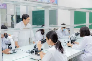 Thầy trò trường ĐH Công nghệ TP.HCM trong một giờ học. Ảnh: NTCC