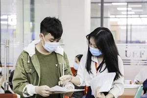 Thí sinh làm thủ tục nhập học tại Trường ĐH Kinh tế - Tài chính. Ảnh: NT