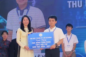 14 tân sinh viên ĐH Y dược TP.HCM nhận học bổng ‘khủng’