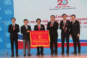 Phút mặc niệm xúc động tại lễ kỷ niệm 20 năm thành lập trường