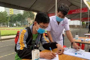 Sinh viên TP.HCM kín mít khẩu trang ngày đầu trở lại kí túc xá