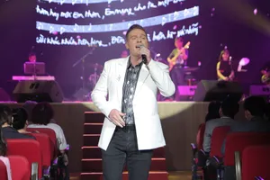 Khán giả 'mê tít' giọng ca người Mỹ hát nhạc Trịnh Công Sơn