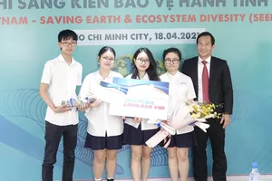 Trao giải cho nhóm đạt giải nhất sau cuộc thi. Ảnh: P.A