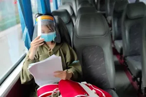 Trường tư huy động hàng loạt ô tô đưa đón học sinh nội trú đi thi