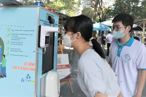 Lạ mắt với thiết bị ‘nhắc’ sinh viên, giảng viên đeo khẩu trang khi đến trường