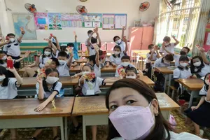 Học sinh nhiều trường tiểu học ở TP.HCM lần đầu được trở lại trường