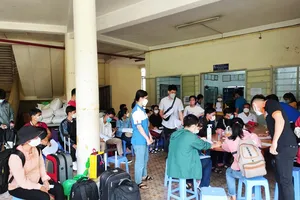 Sinh viên lỉnh kỉnh hành lý đổ về TP.HCM học trực tiếp