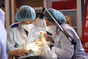 Hàng trăm giáo viên được khám sức khỏe từ những 'blouse trắng đặc biệt’