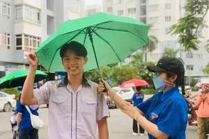 Thí sinh hớt hải 'chạy mưa' đến trường dự thi môn cuối cùng