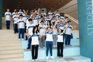 TP.HCM: Hiệu trưởng 1 trường đại học bật khóc khi đón những tân sinh viên đầu tiên