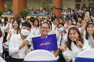 Hiệu trưởng Trường ĐH KHXH&NV: “Hãy là những người trẻ, sống một cuộc đời đáng giá nhất”