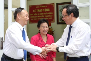 Bí thư Thành ủy Nguyễn Văn Nên mong nhà giáo lão thành tiếp tục đóng góp, hiến kế cho giáo dục