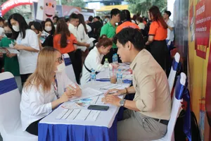 Nhà tuyển dụng đưa hơn 5.000 việc làm đến tận trường ‘săn’ sinh viên