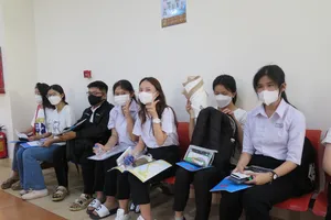 Học sinh rủ nhau ‘thức trắng đêm’ xem điểm thi đánh giá năng lực