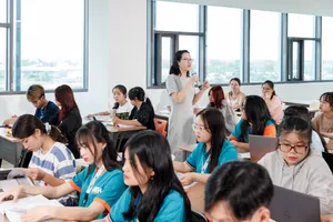 Sinh viên ĐH Kinh tế TP.HCM trong một giờ học. Ảnh: NTCC