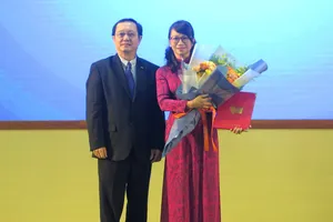 Trao quyết định bổ nhiệm 2 Phó giám đốc ĐH Quốc gia TP.HCM 