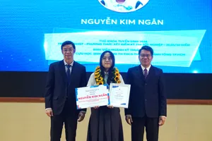 Các tân sinh viên xuất sắc Trường ĐH Quốc tế nhận học bổng gần 6 tỉ đồng