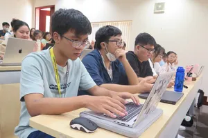 Sinh viên thích thú được giảng viên tận tay hướng dẫn sử dụng ChatGPT